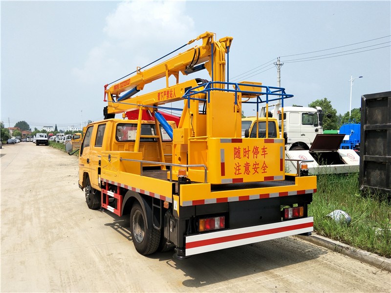 C照駕駛的高空作業(yè)車